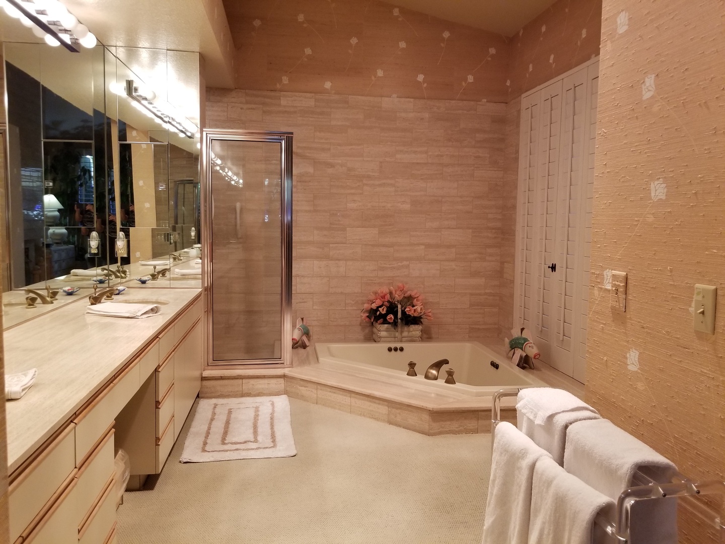 Primary En-Suite with Tub & Walk-In Shower