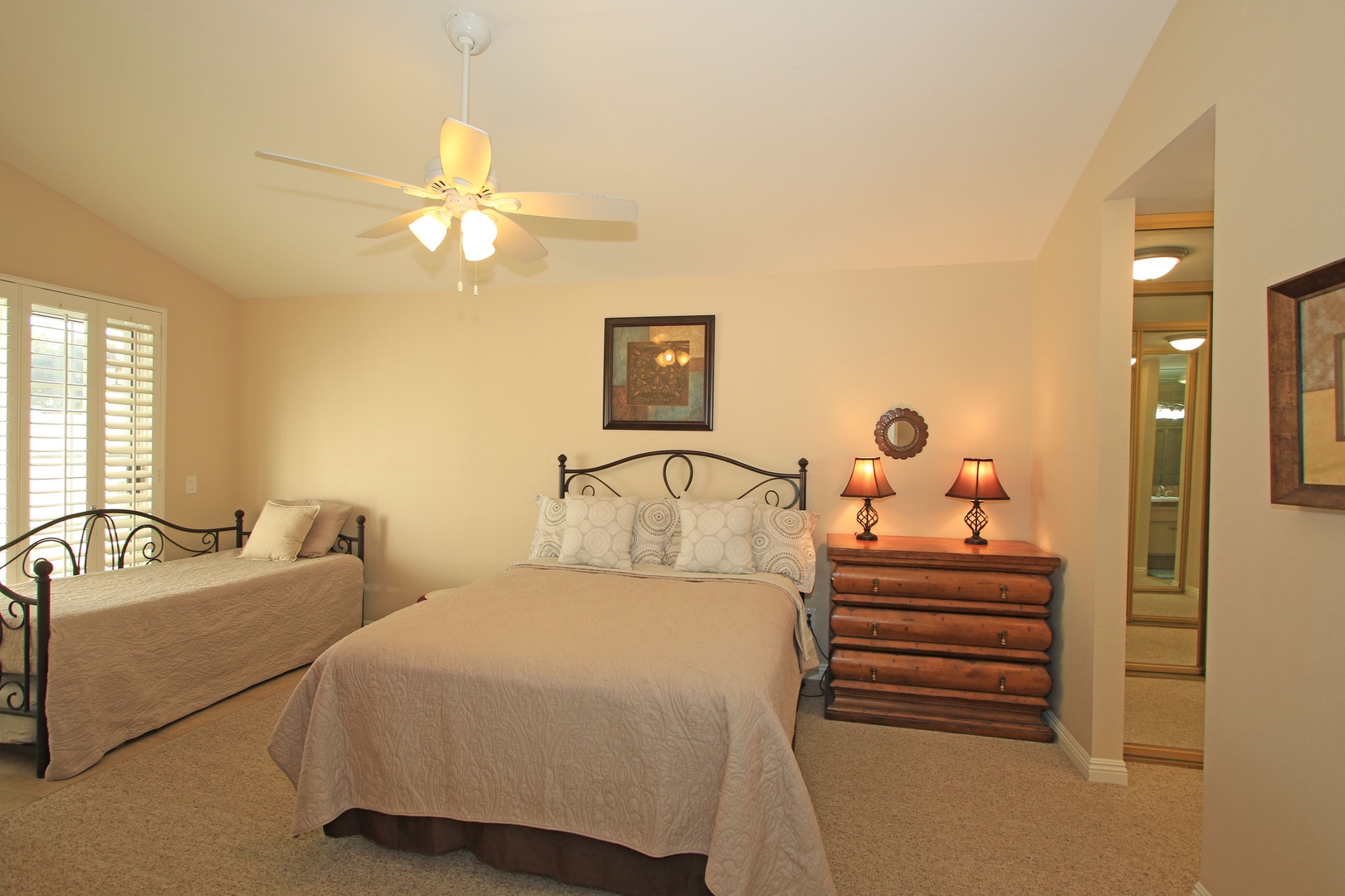 Guest Suite with Queen Bed & Day Bed