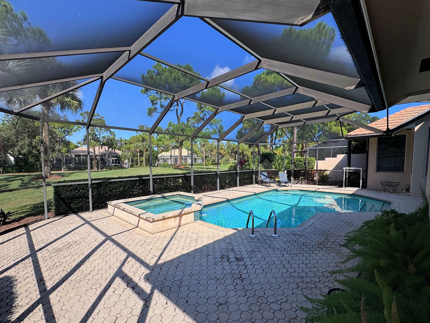 Screen Enclosed Swimming Pool & Spa