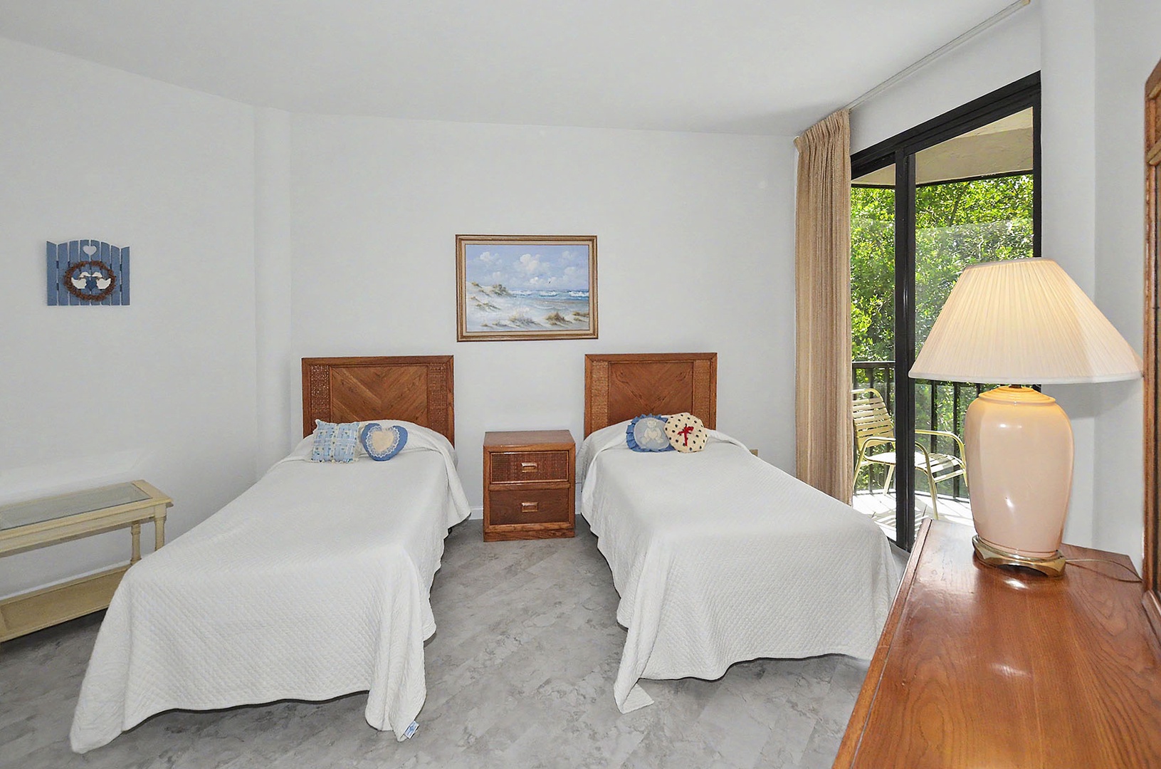 Guest Bedroom with twin beds