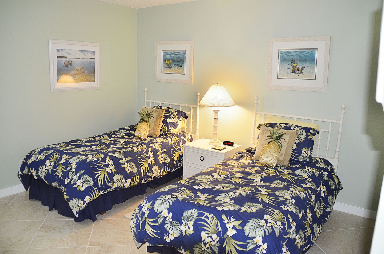 Guest Bedroom with twin beds