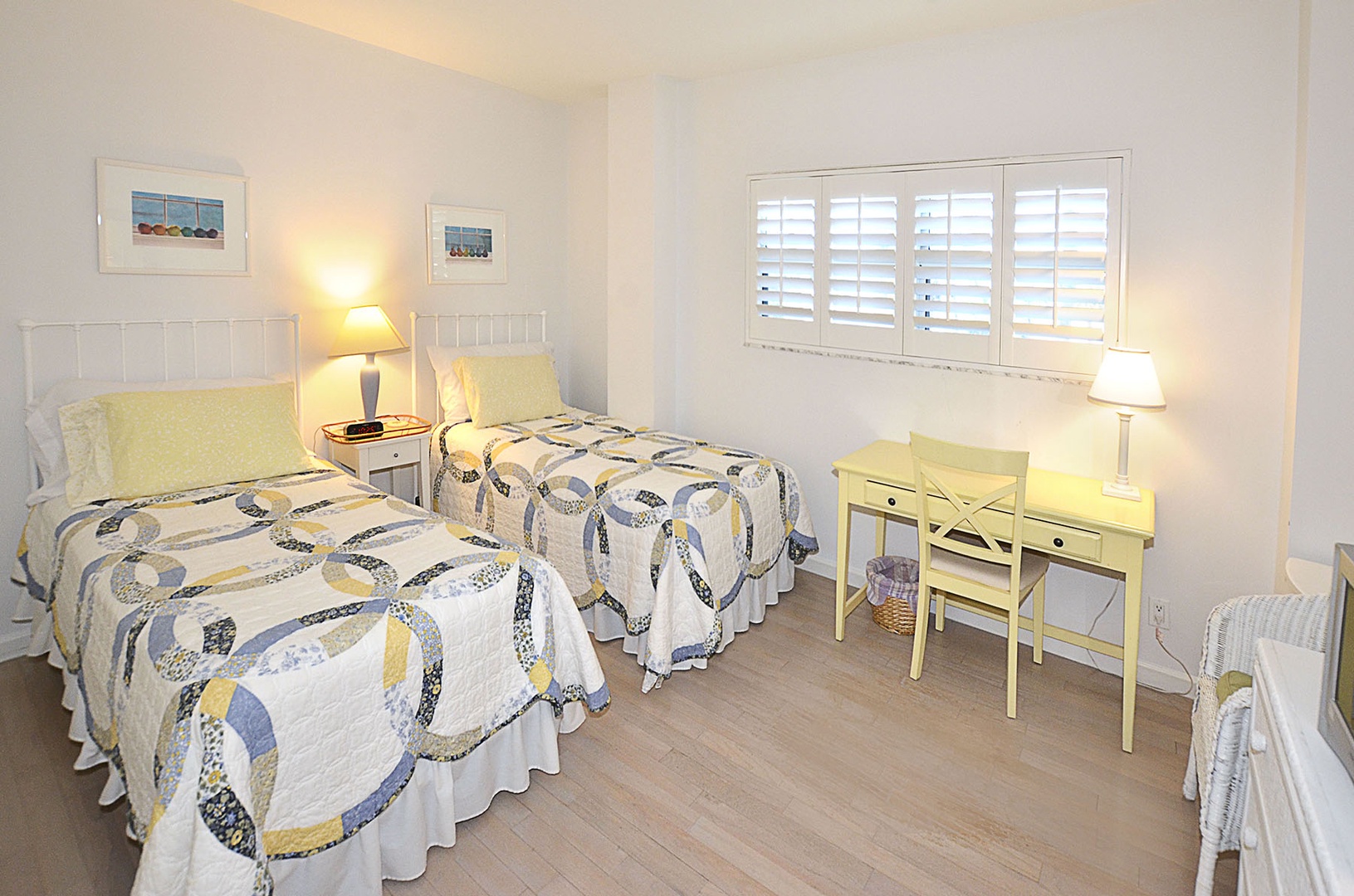 Guest Bedroom with twin beds