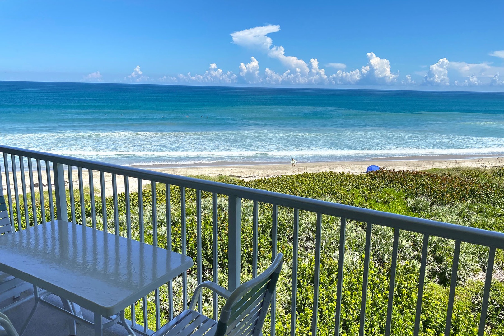 Top floor, beachfront & blue water view!