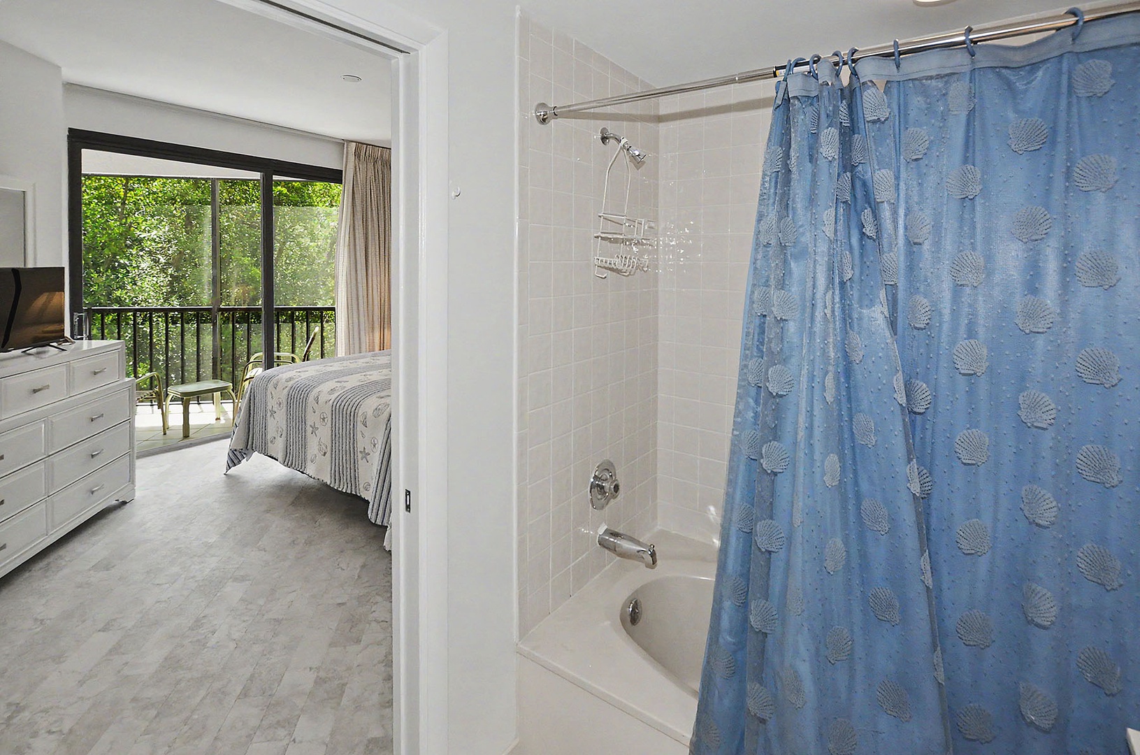 Main Bathroom Tub-Shower