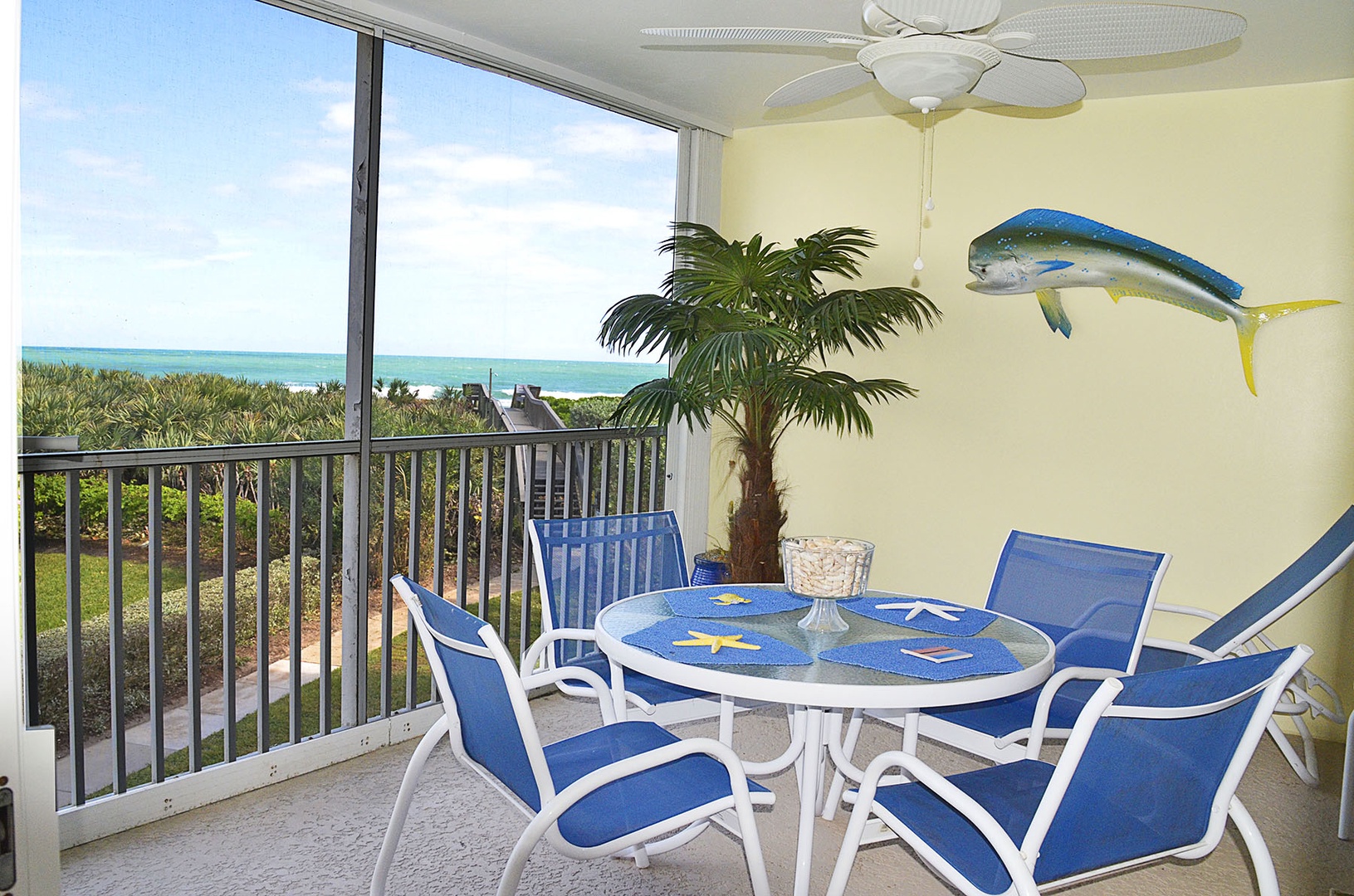 Balcony dining for four