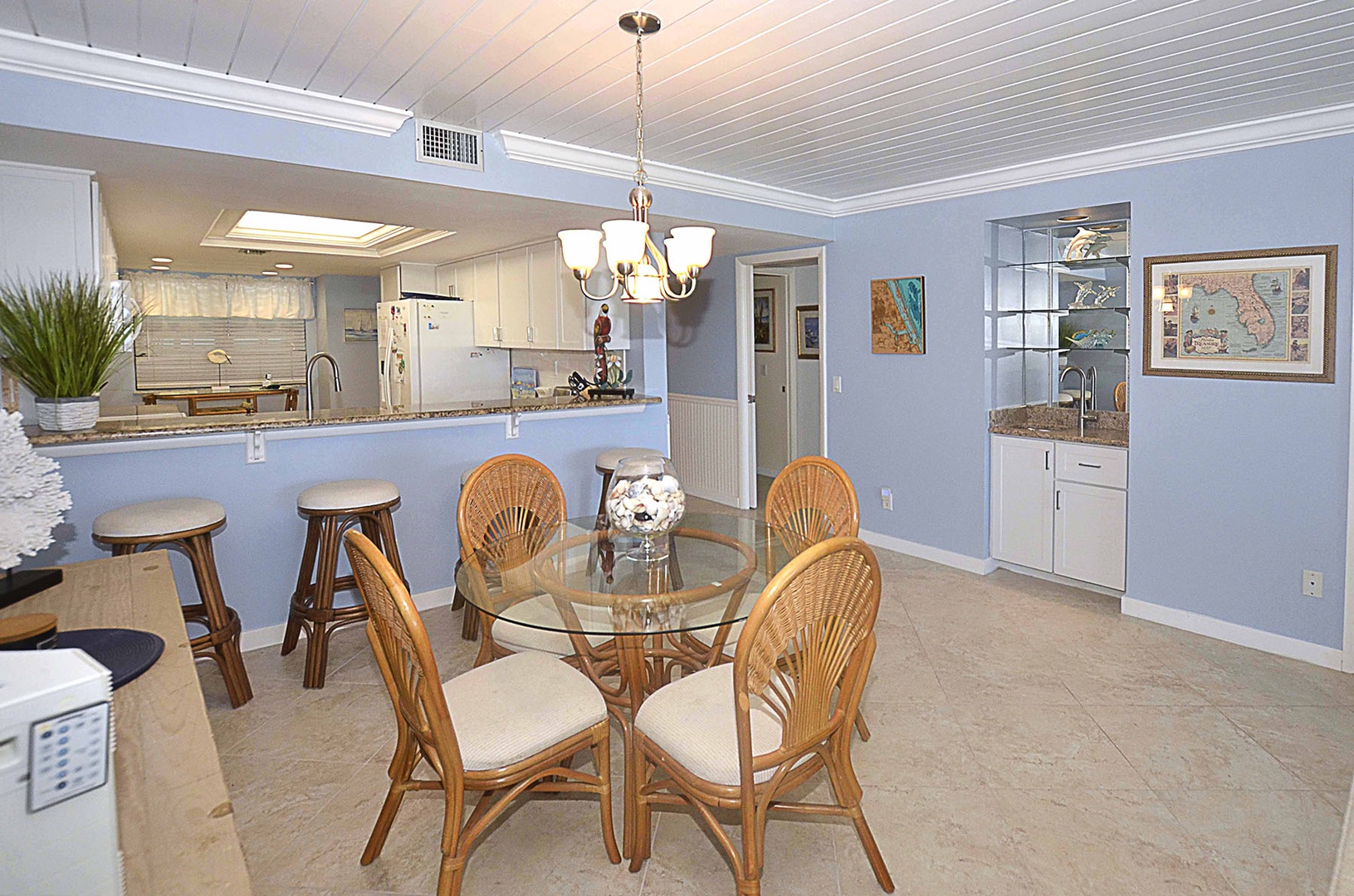 Dining Area & Wet Bar