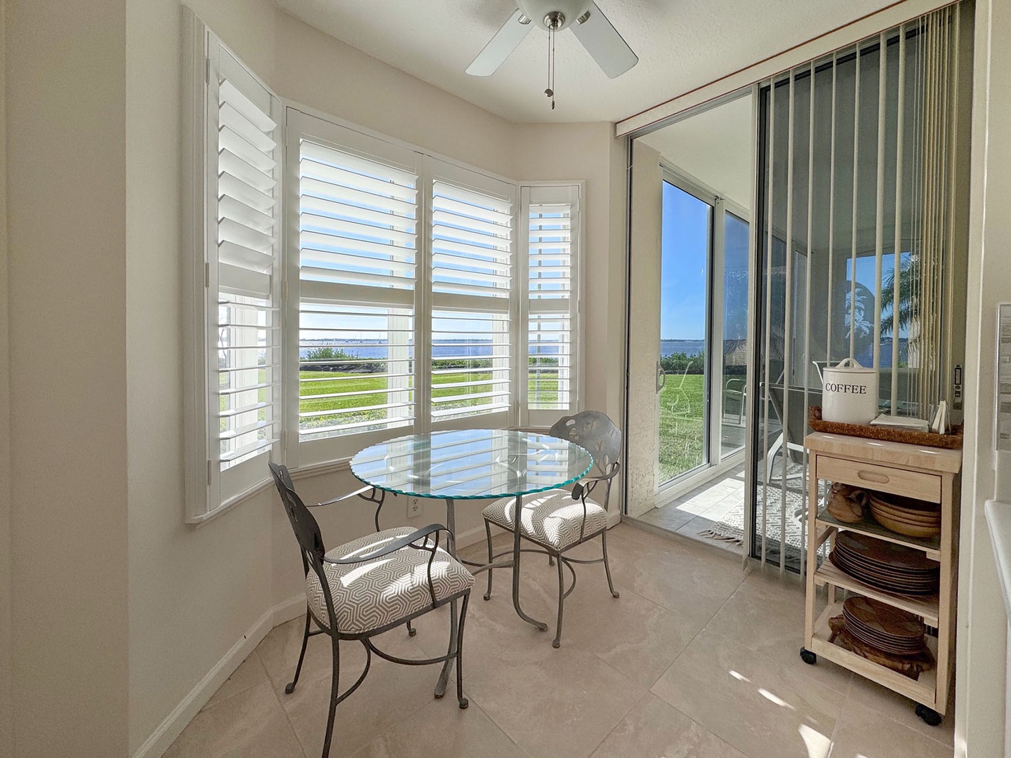 A special treat is the Breakfast nook, to start your mornings with coffee, while enjoying garden and waterfront views across the riverfront.