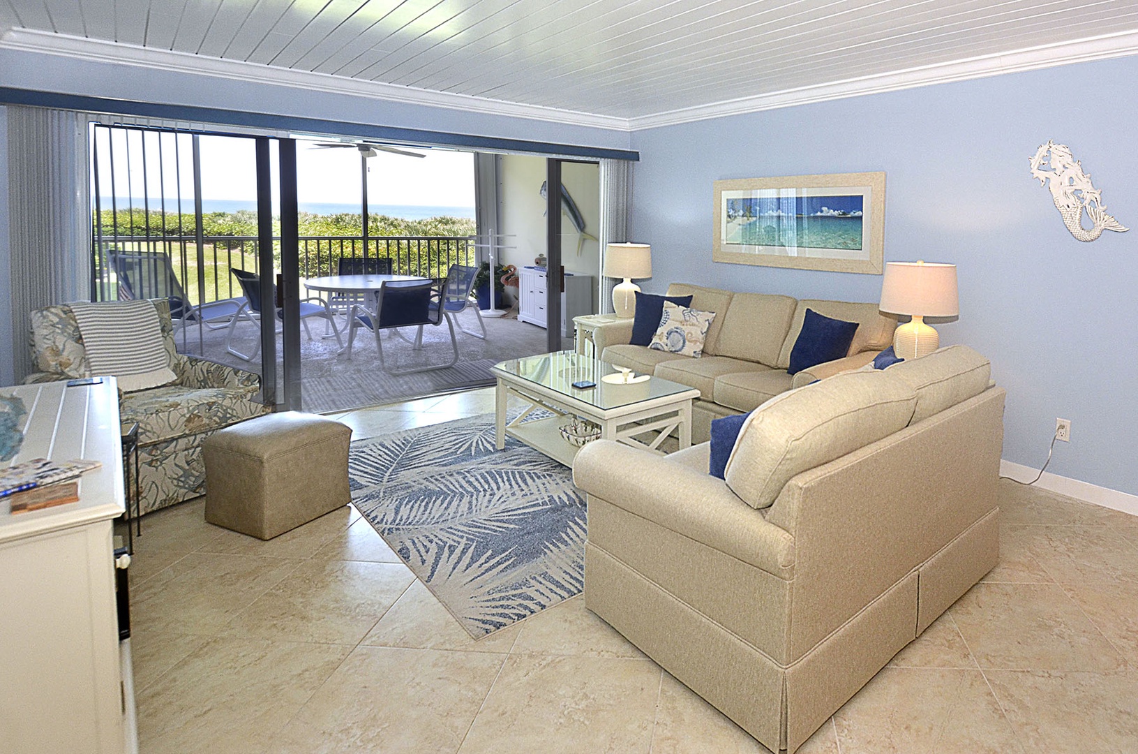 Comfortable Living Room with Balcony sea breezes!