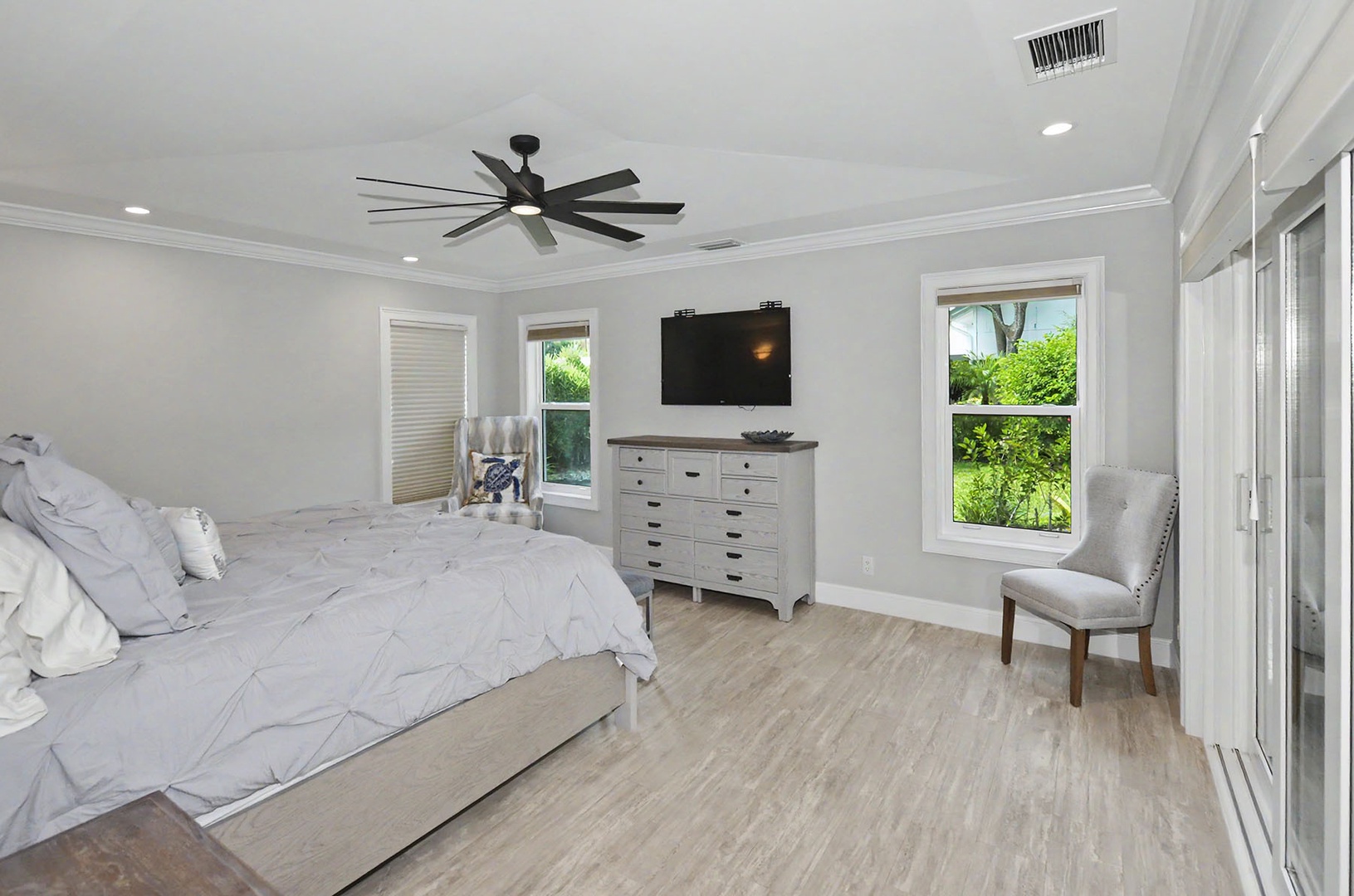 Main Bedroom with flat screen TV & ceiling fan