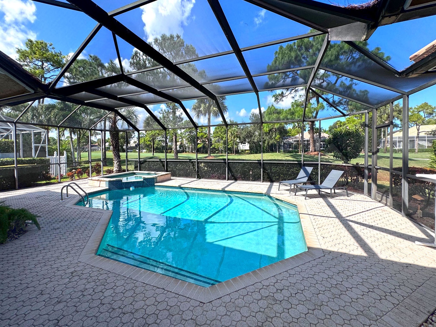 Screen Enclosed Swimming Pool & Spa