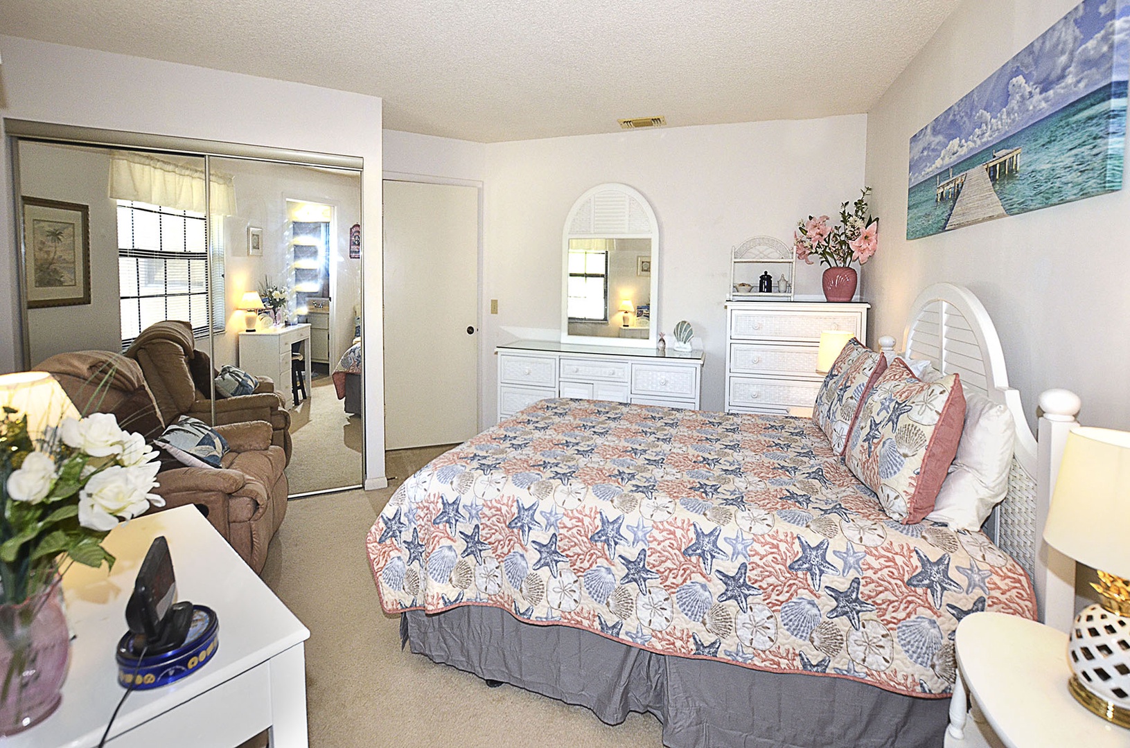 Relax in your coastal-themed bedroom with nautical décor and soothing seashell bedding that brings the beach indoors.