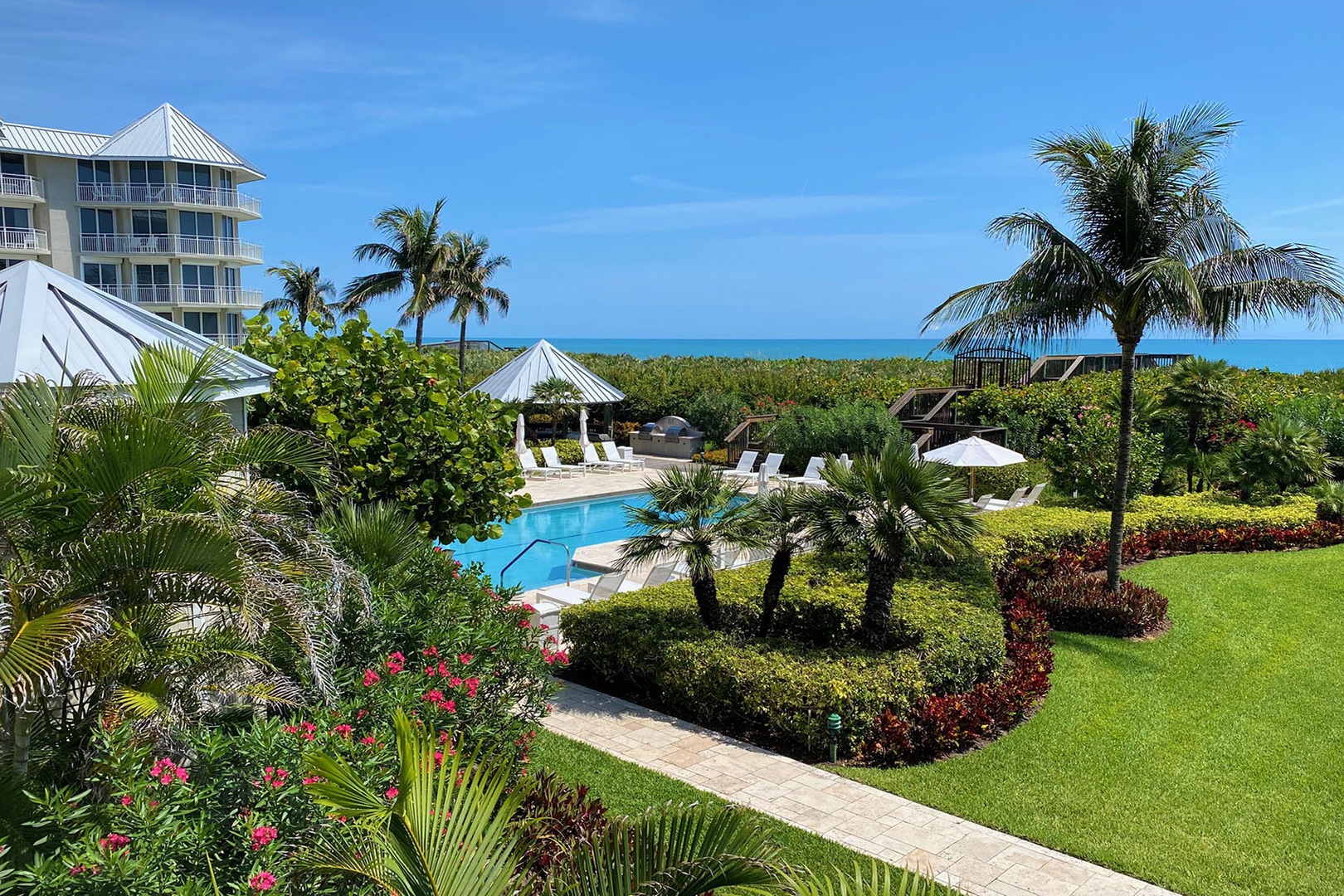 Balcony ocean & pool view
