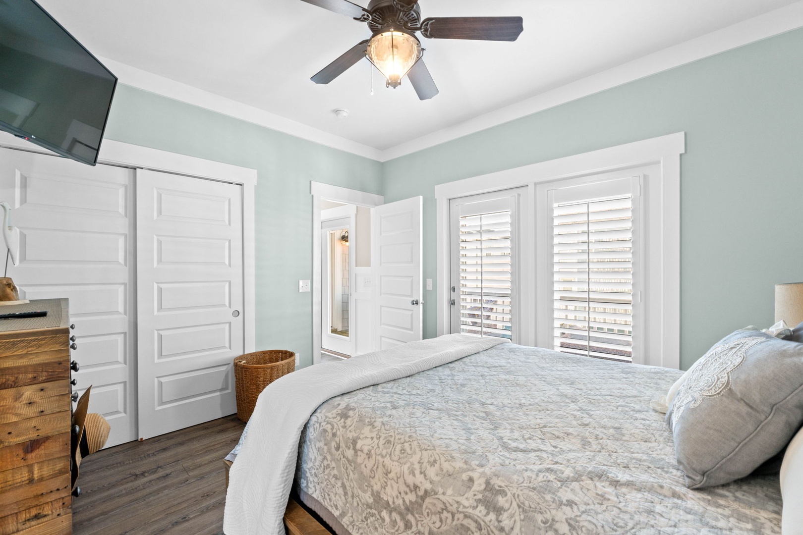 bedroom 2-2 first level queen