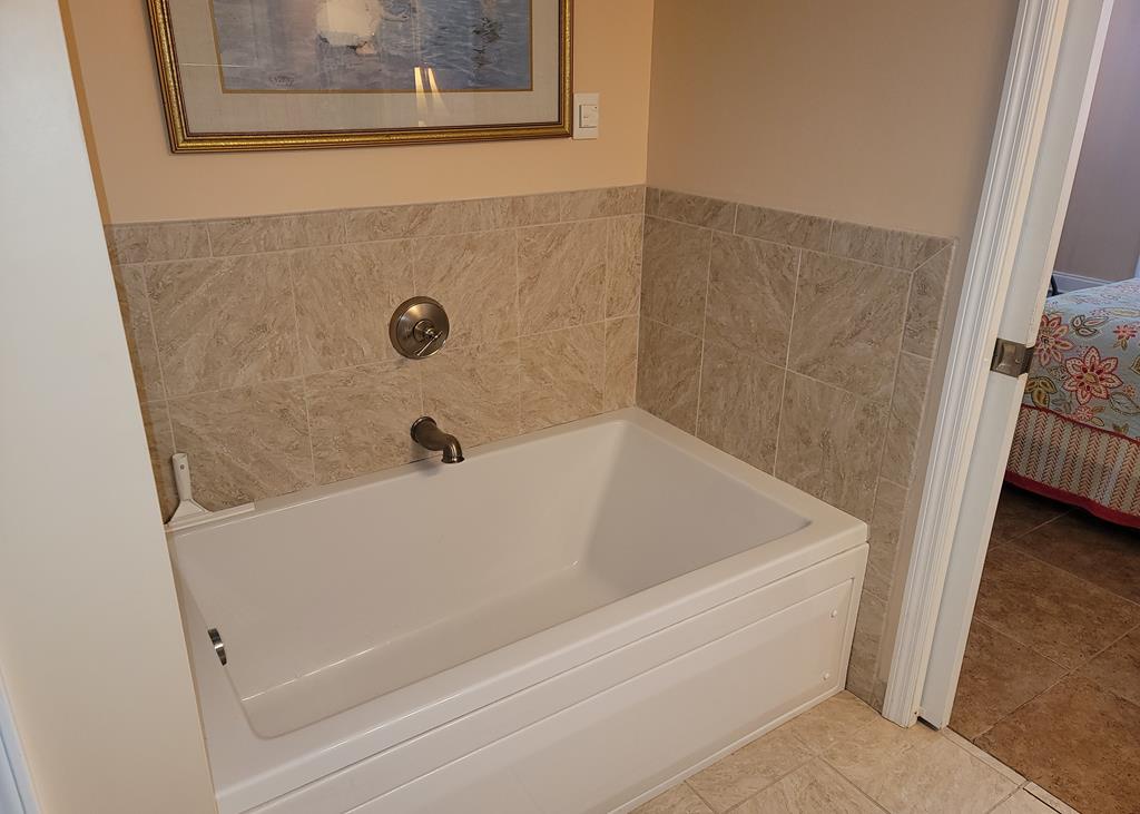 Bathroom 1 Tub