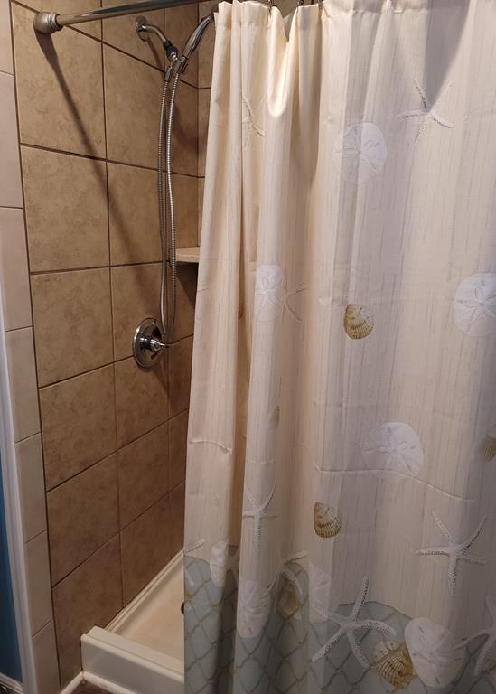 Bathroom 1 Tub/Shower Combo