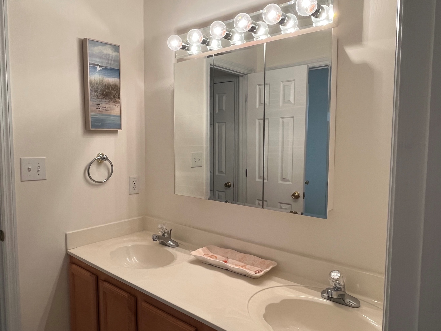 33 - bathroom Jack N Jill between bedrooms 2 and 3 upstairs