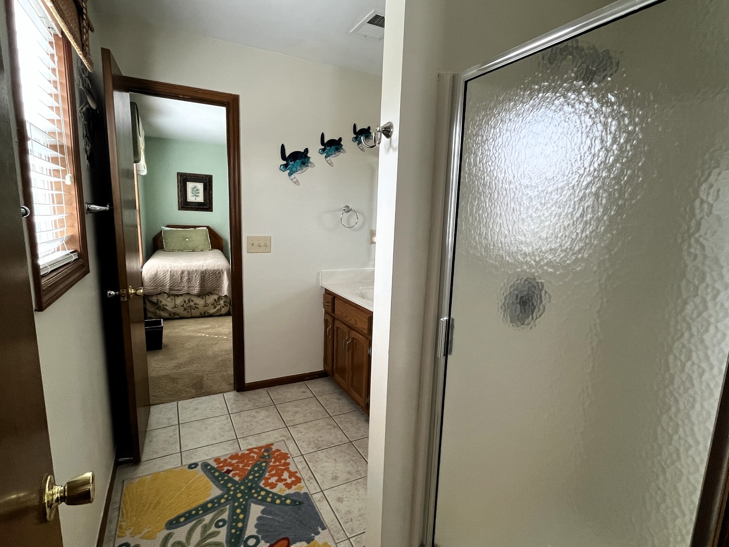 bathroom 1 first level shared between bedroom 1 and bedroom 2