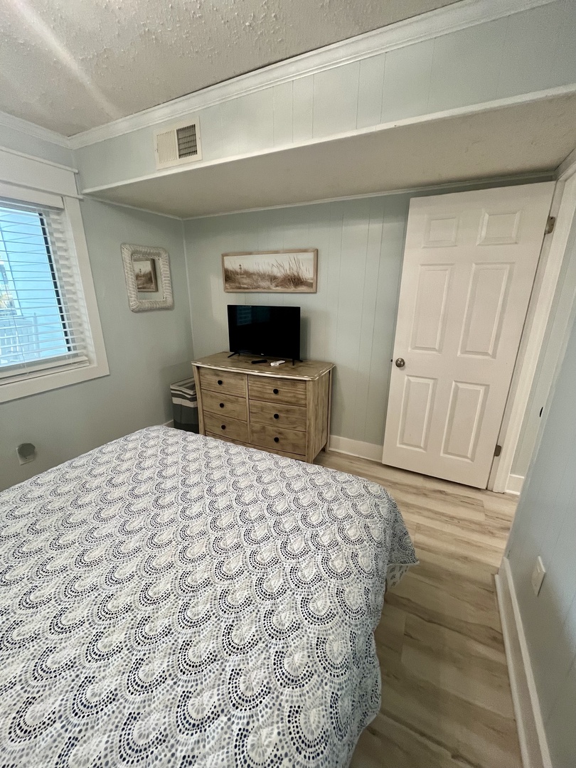 Bedroom 2 - Queen 2-2