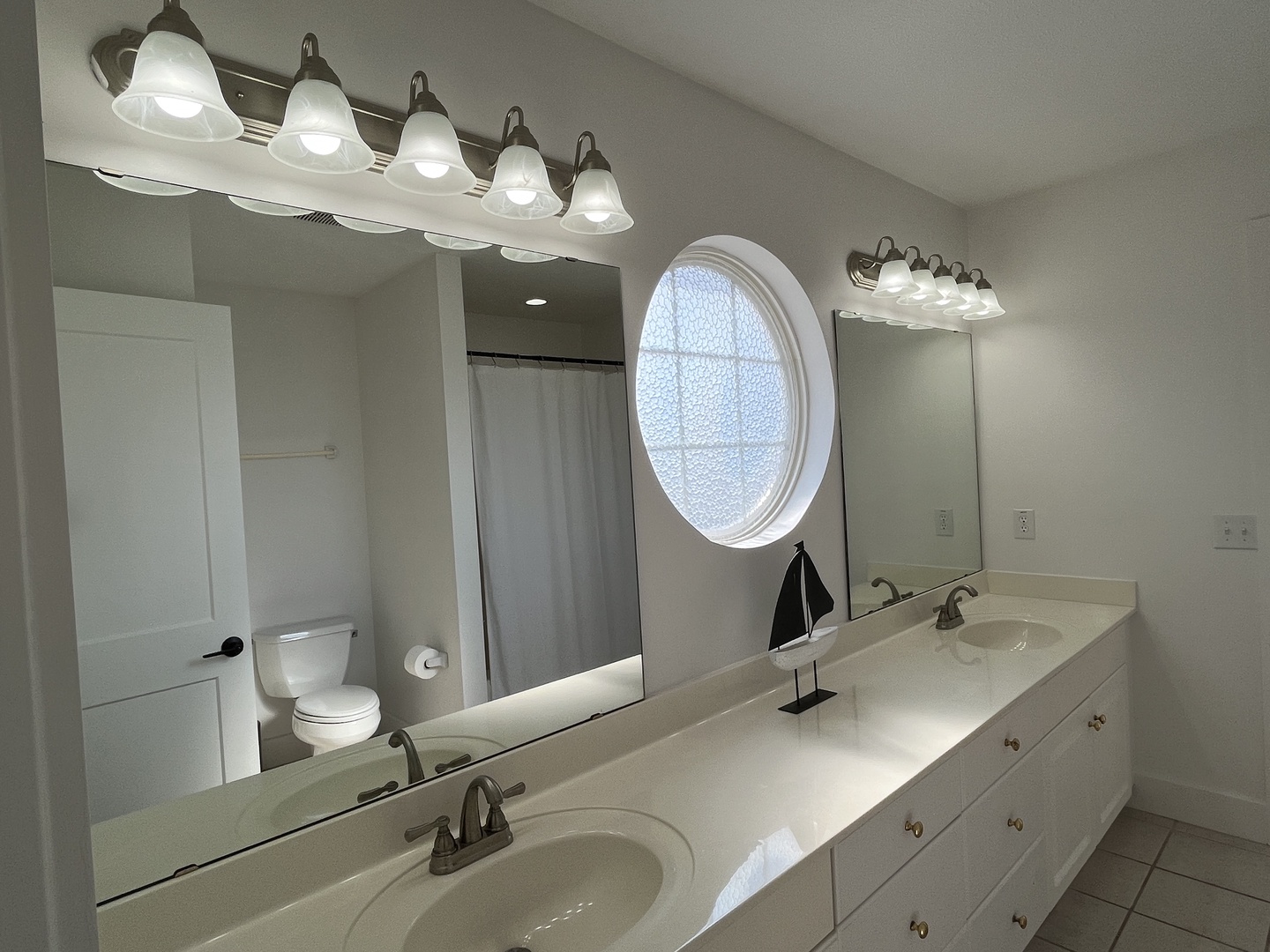 25 - Jack-N-Jill bath shared by bedrooms 3 and 4 - tub-shower