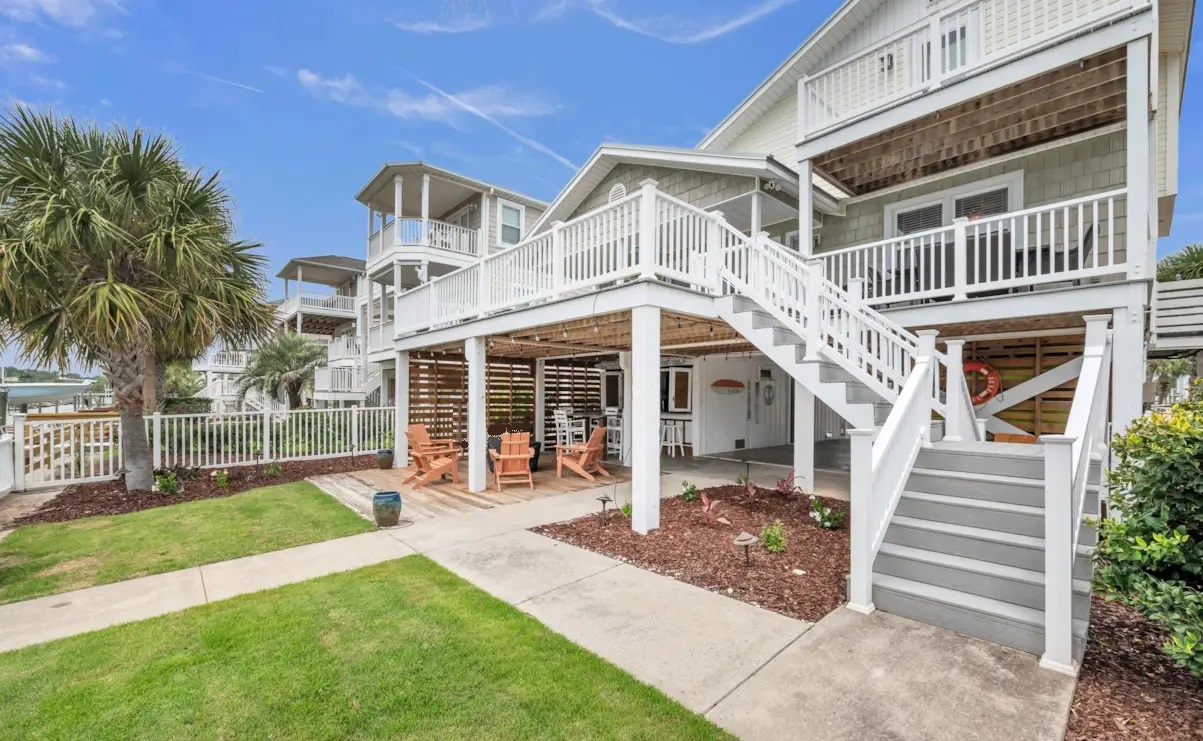 sitting area with bar canalside