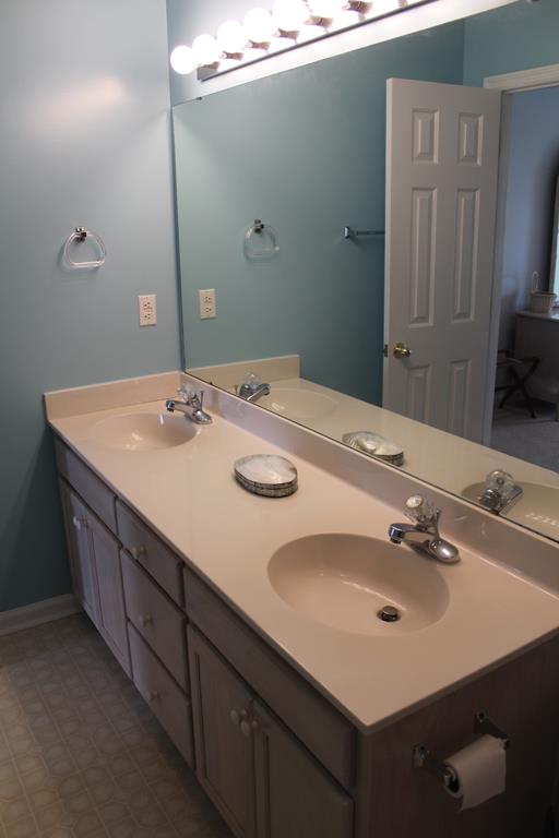 Bathroom 3 - Private to Bedroom 4 