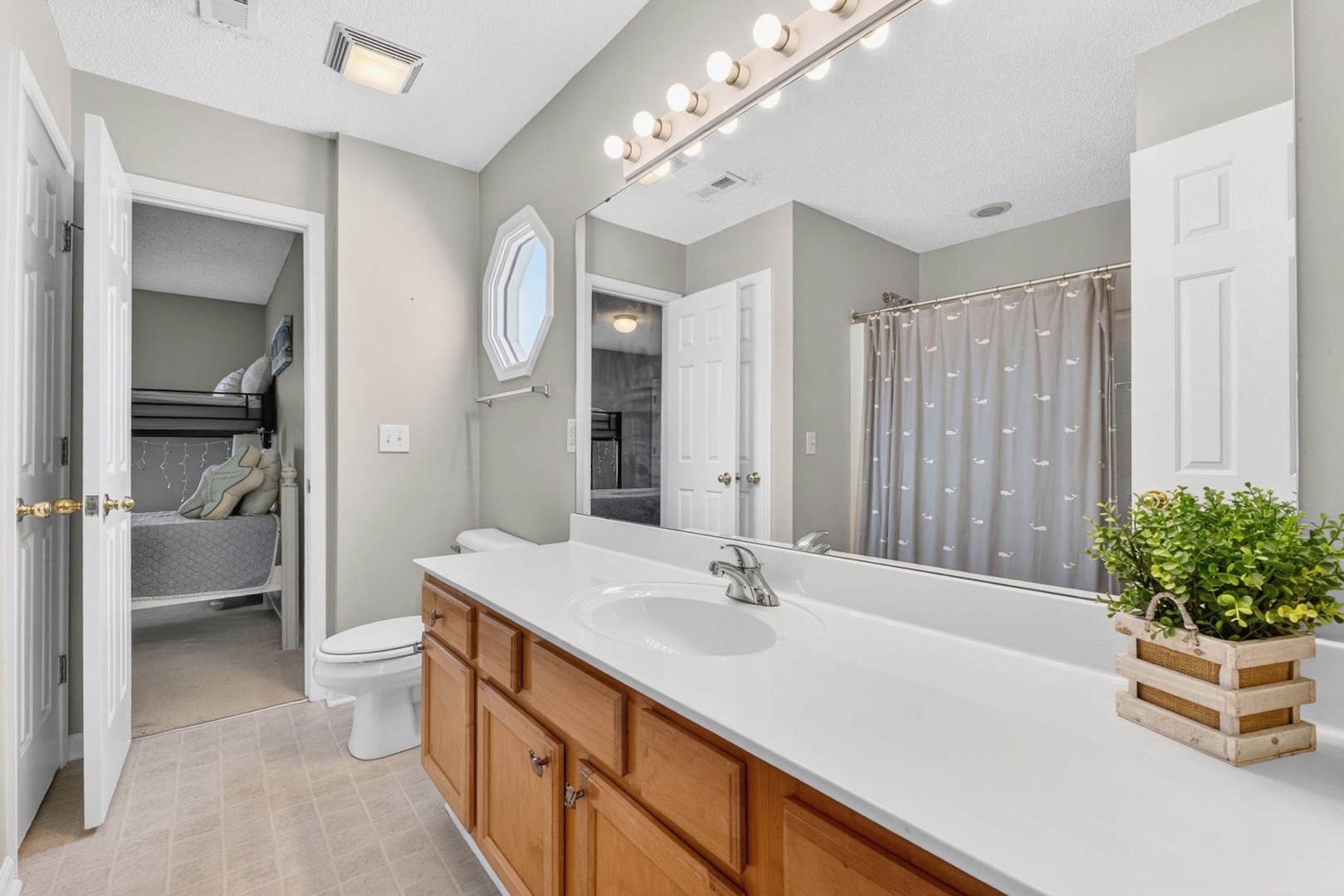 Jack N Jill bathroom shared by bedrooms 3 and 4