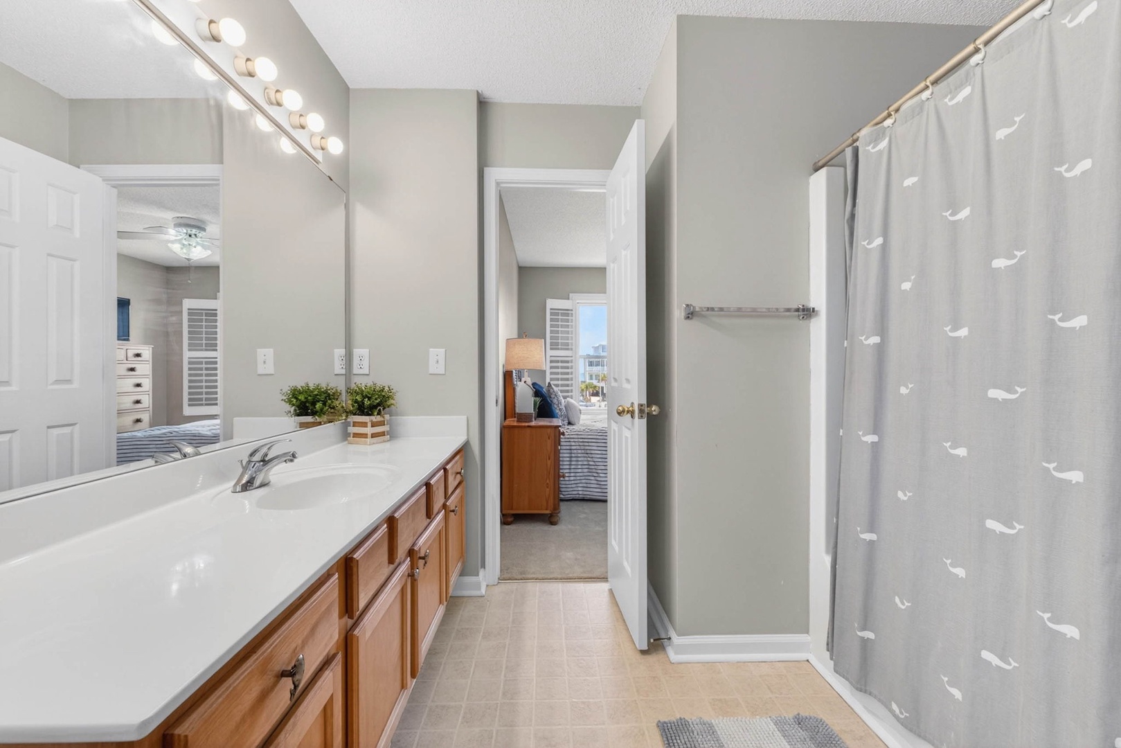 Jack N Jill bathroom shared by bedrooms 3 and 4