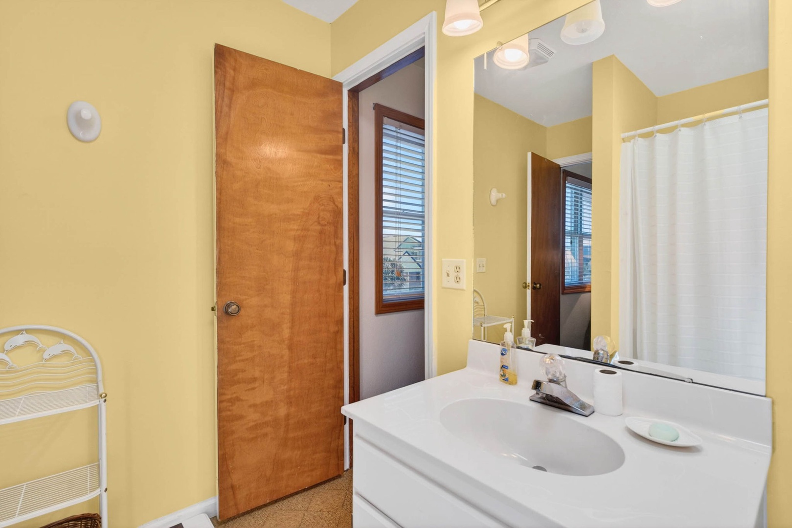 bathroom 2 - Jack-N-Jill between bedrooms 3 and 4