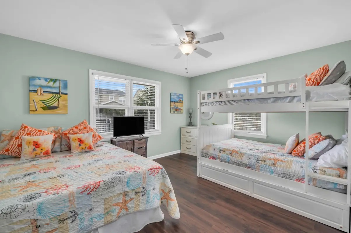 bedroom 1 queen and double over double bunk bed