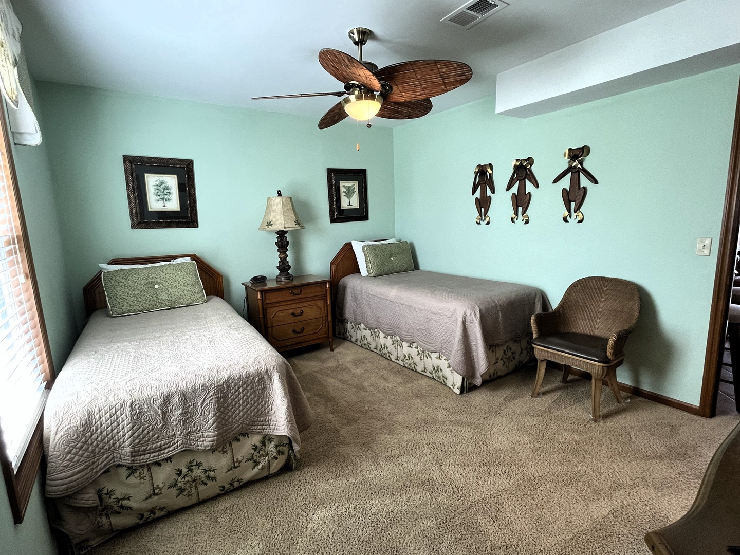 bedroom 2 first level - two twin beds