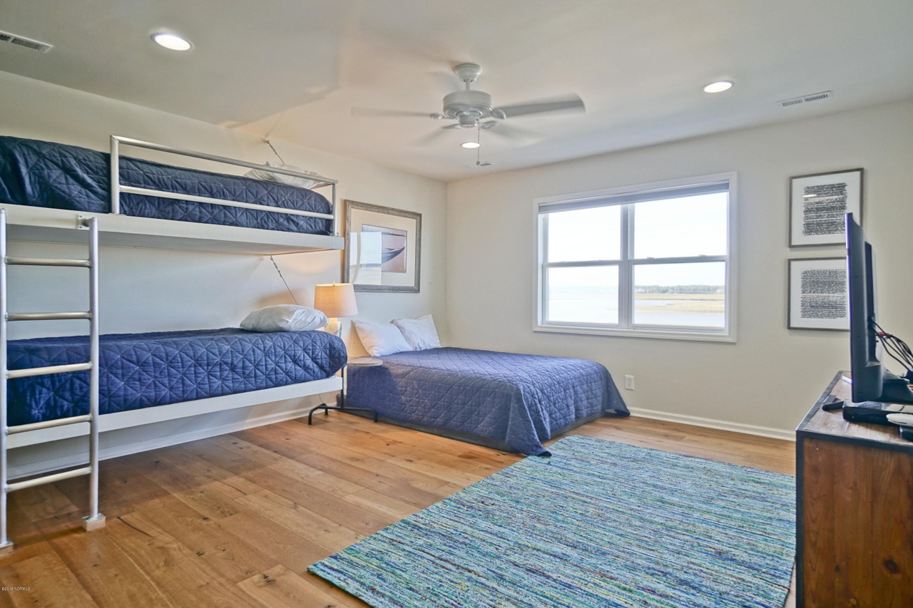 34 bedroom 5 upstairs - 8 twin beds and 1 queen