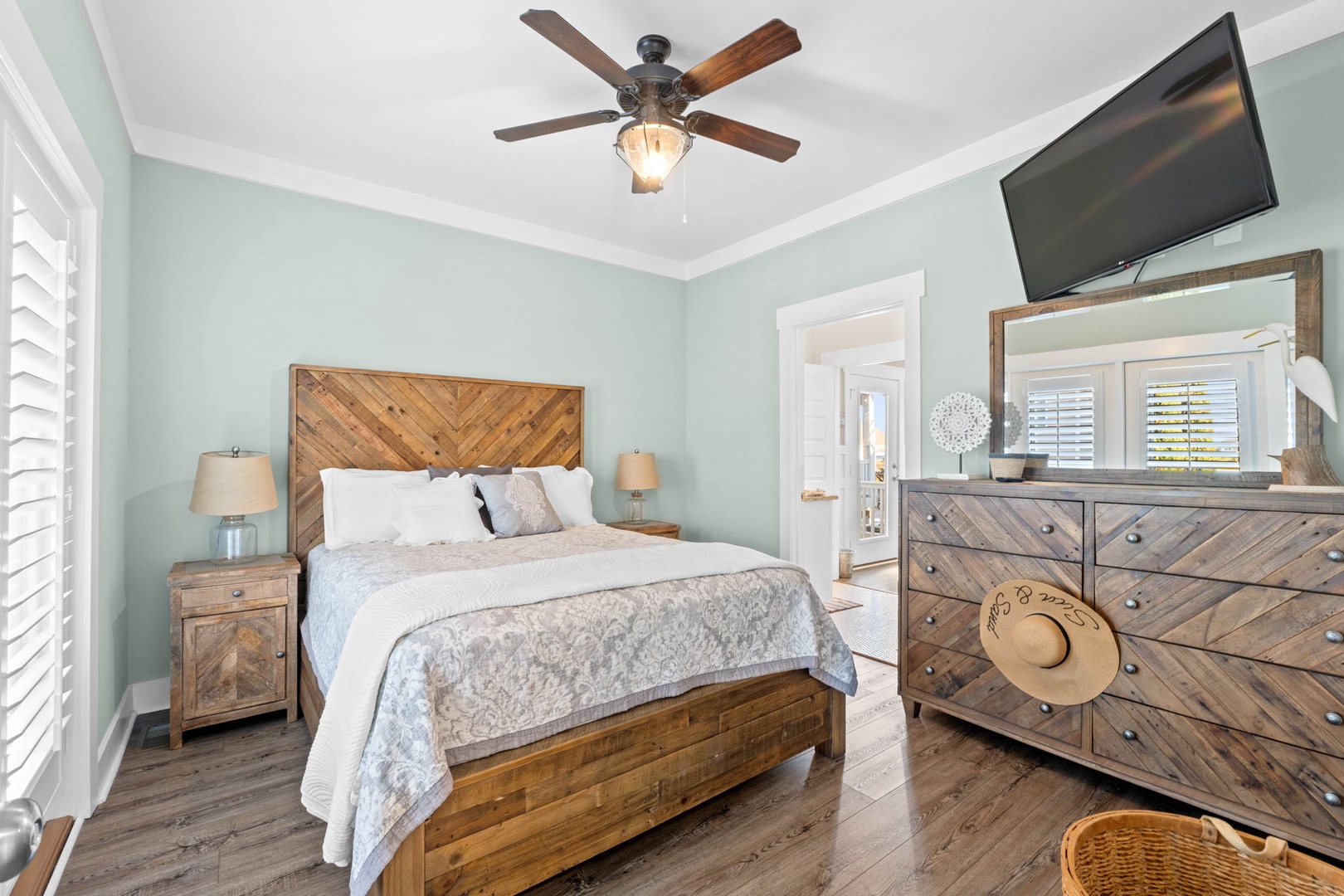 bedroom 2-1 first level queen