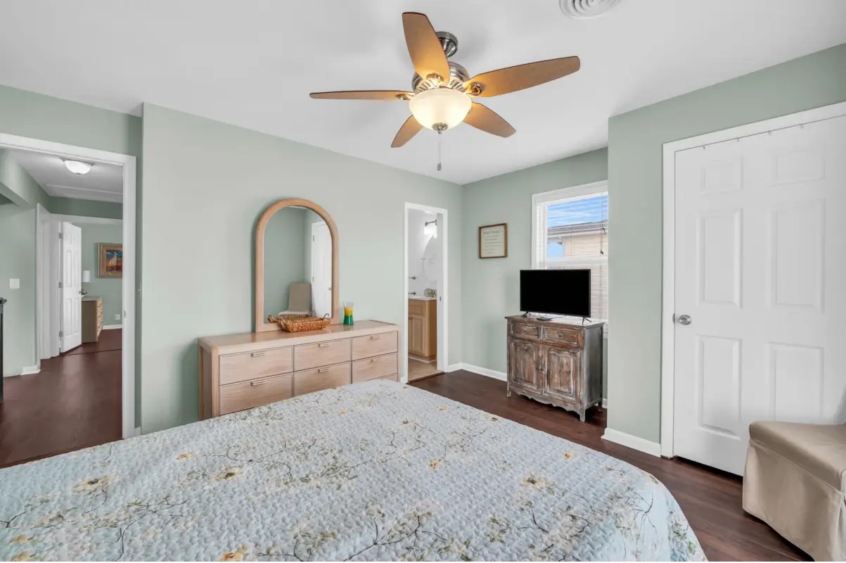 bedroom 3 upstairs - king