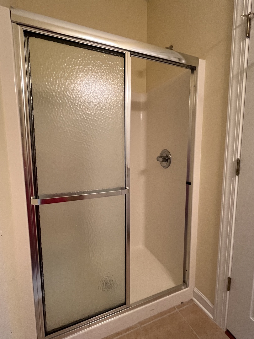 18 - bath open to bedroom 3 and hall