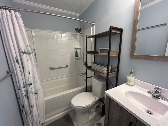 2nd Bathroom (Hallway)