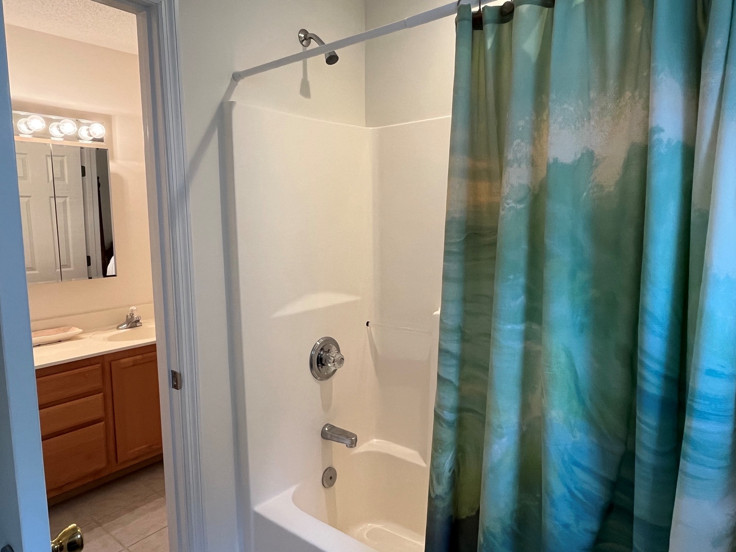 34 - bathroom Jack N Jill bath shared between bedrooms 2 and 3