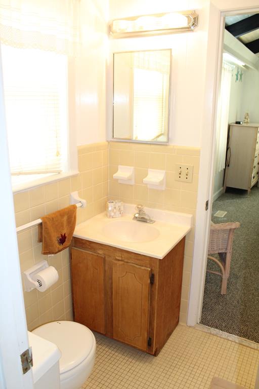 Bathroom 1 - Upstairs Tub/Shower