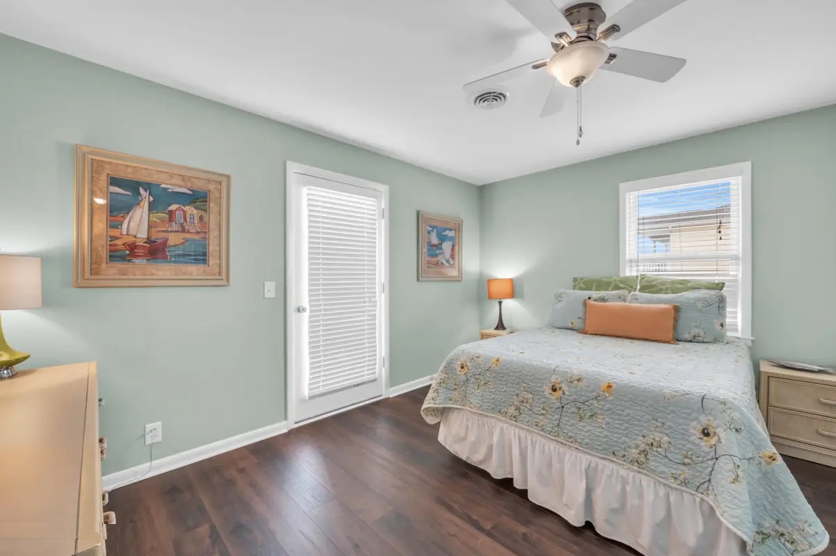 bedroom 4 upstairs - queen