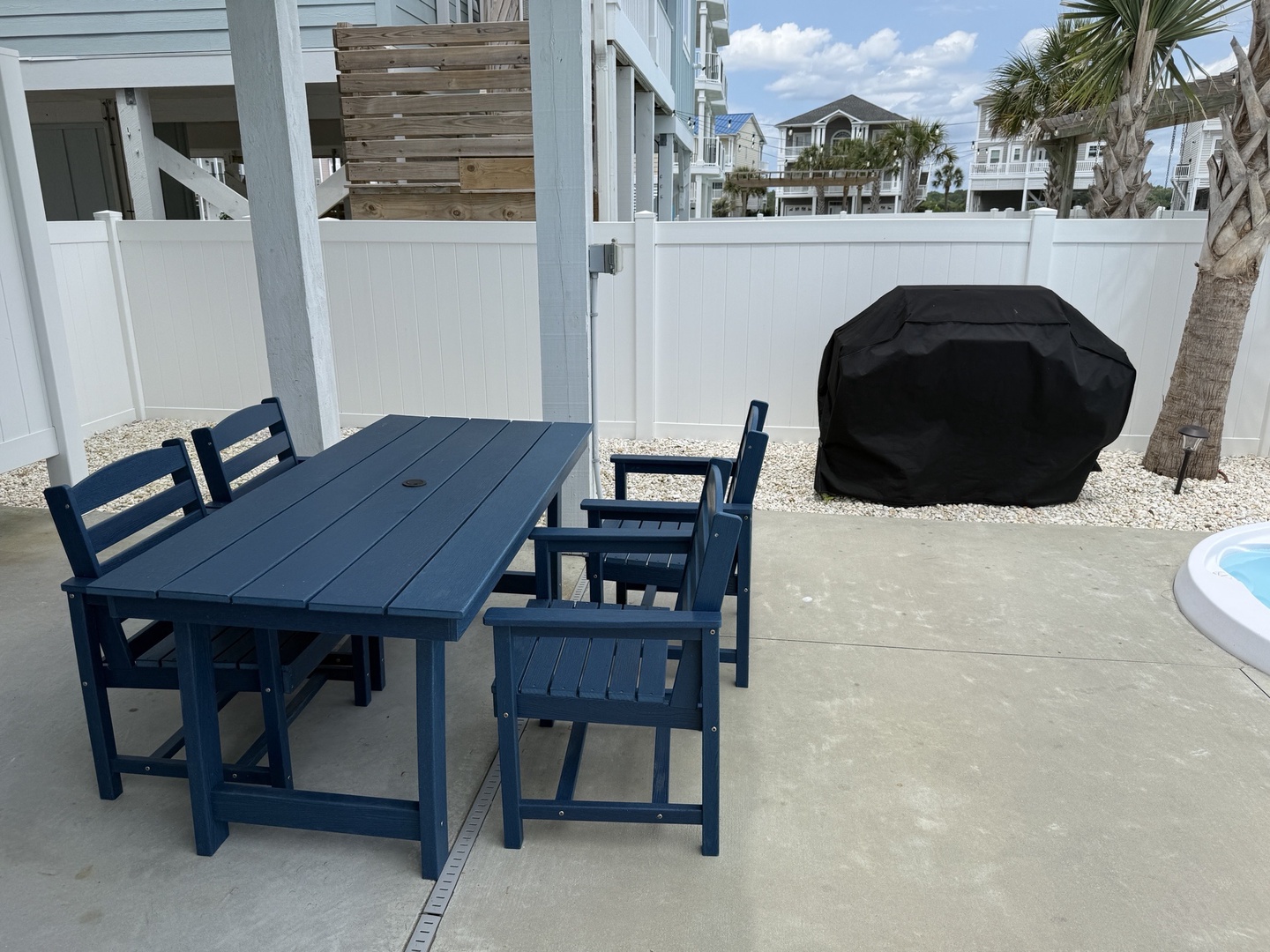 poolside dining