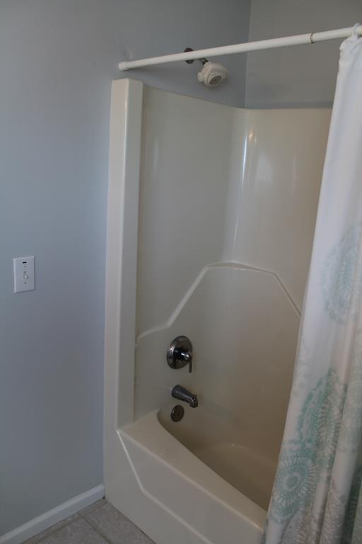 Bathroom 2 Upstairs Jack n Jill Tub/Shower