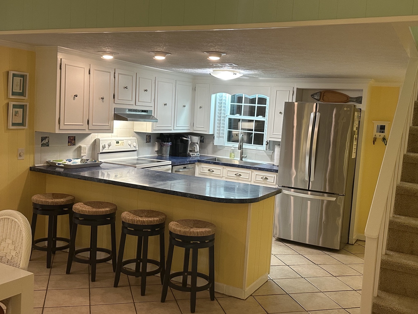 Kitchen showing bar area