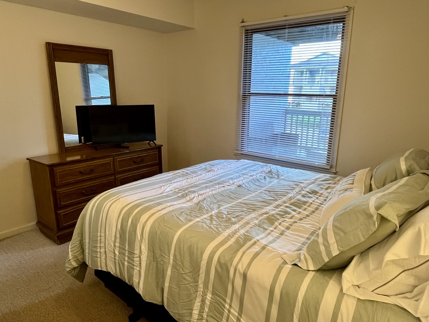 bedroom 1 - queen