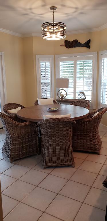 Dining Area - Seats 6