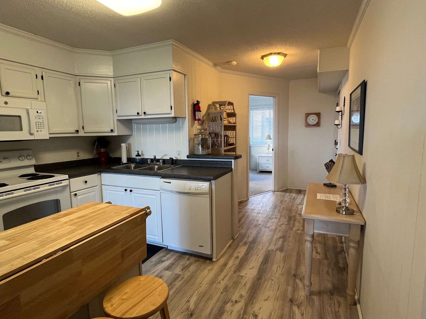 24 - kitchen --entrance