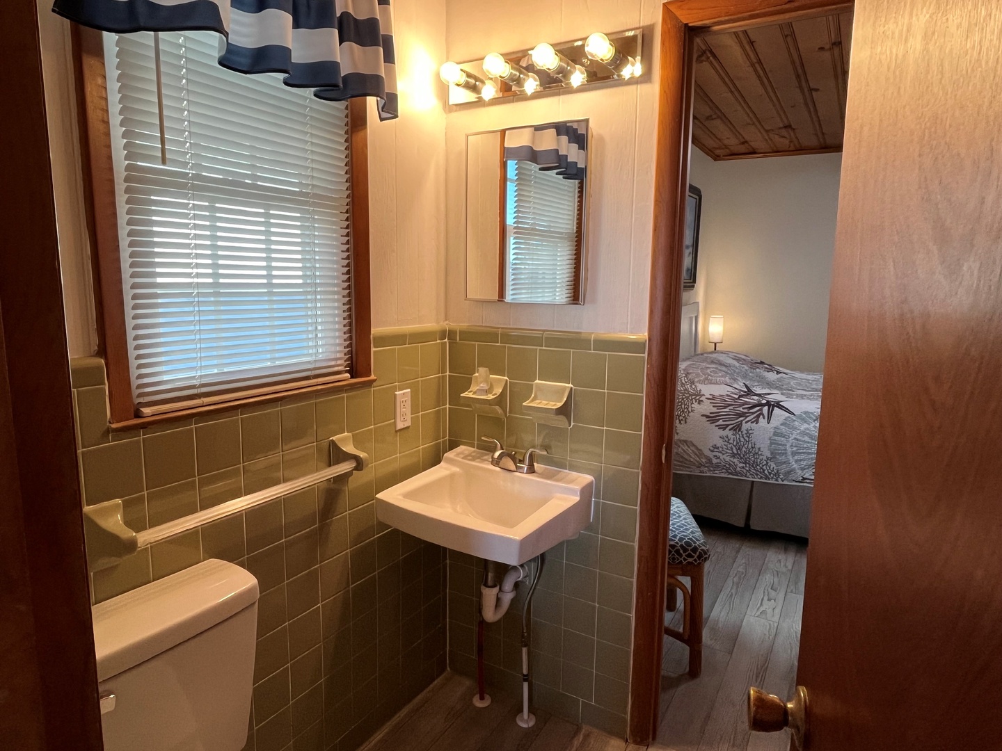 16 - bathroom Jack N Jill shared bedrooms 3 and 4