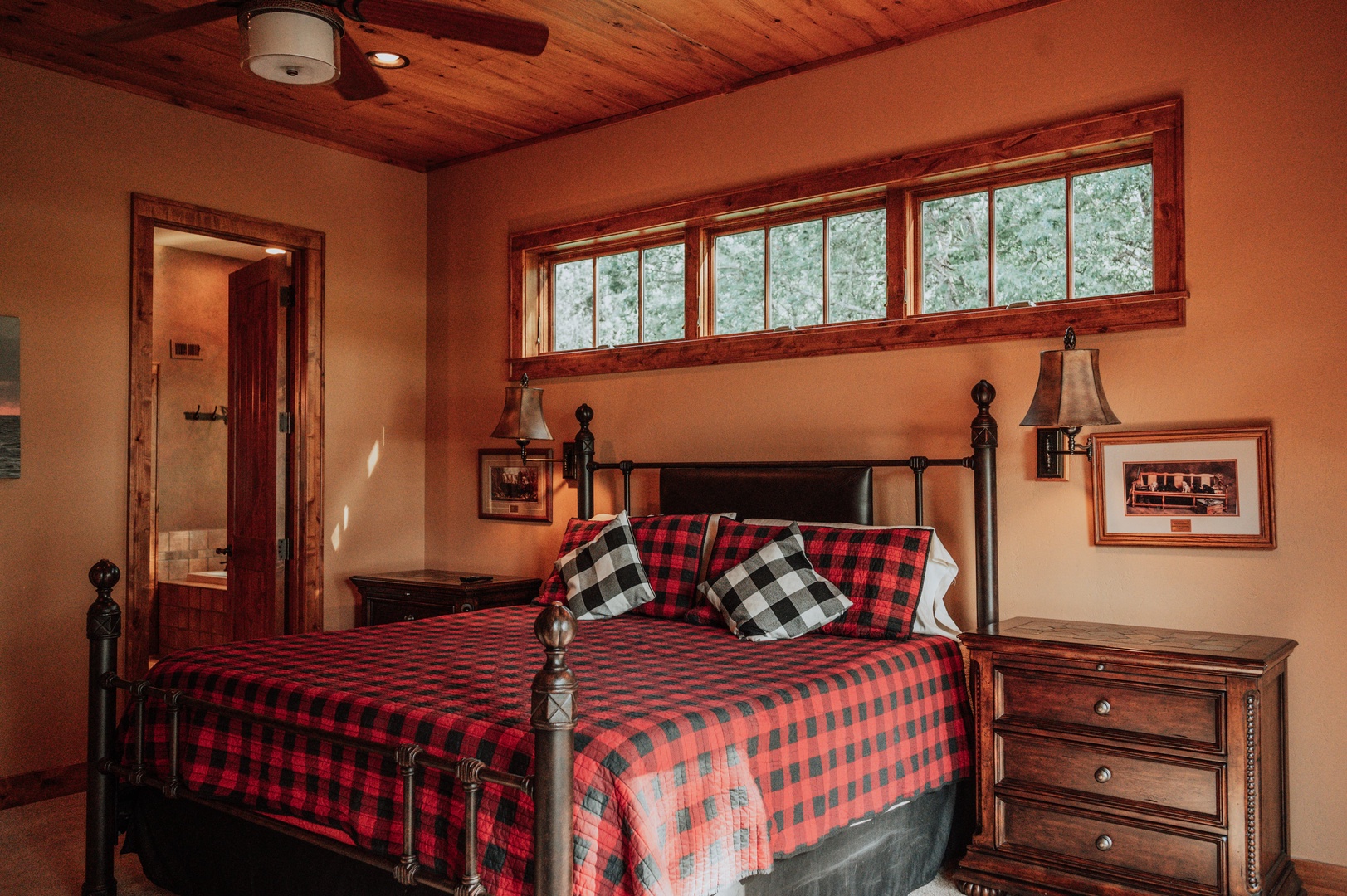 Main Floor Ensuite - King Bed