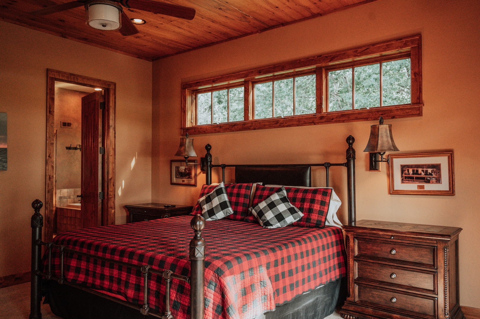 Main floor ensuite - king bed