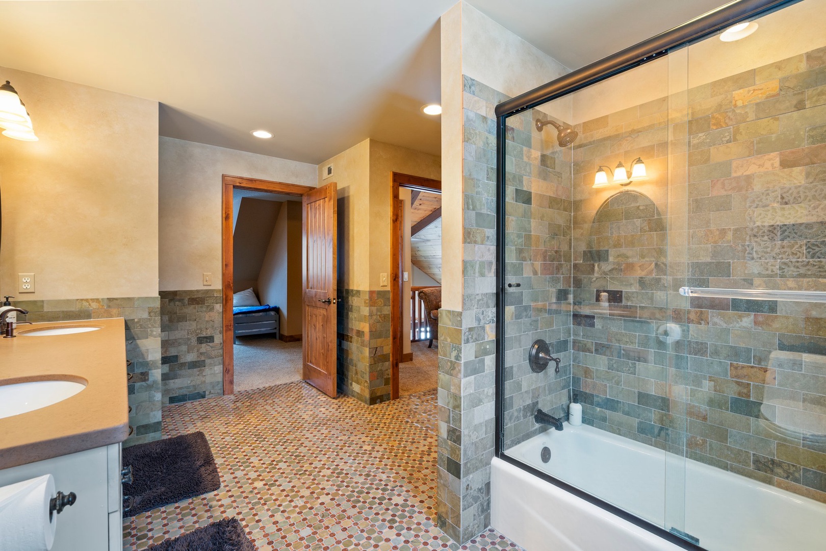Ensuite Bathroom #1 Upper Level Shower with Tub