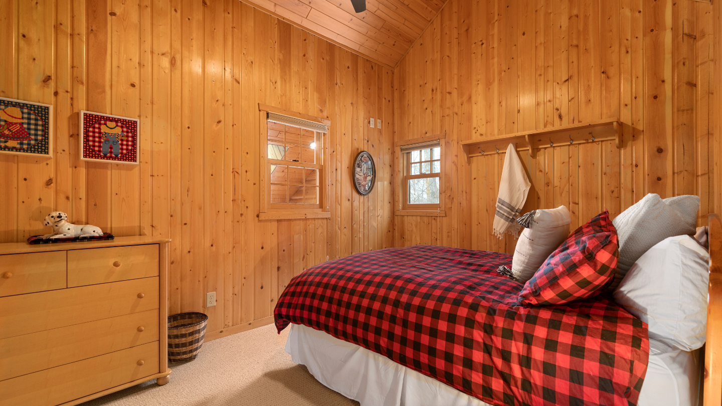 Upper Level Bedroom - Queen Bed 1