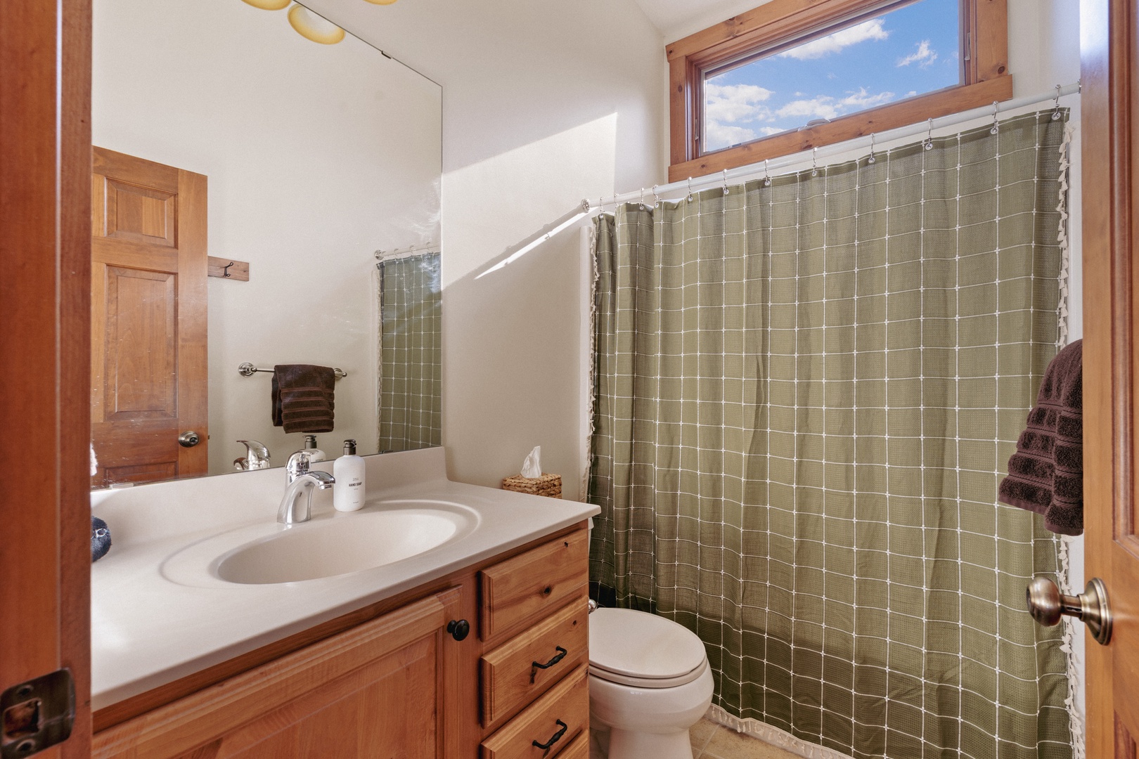 Full Bath: Upper Level